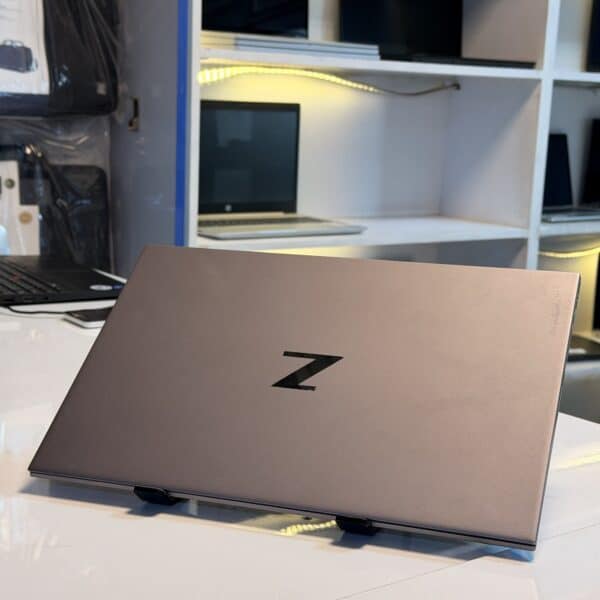 الكمبيوتر المحمول ذو تصميم أنيق ومميز على طاولة عرض في متجر الأجهزة الإلكترونية.