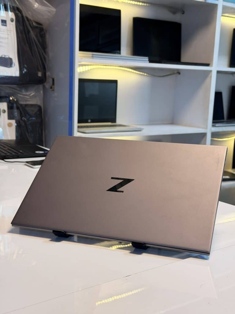 الكمبيوتر المحمول ذو تصميم أنيق ومميز على طاولة عرض في متجر الأجهزة الإلكترونية.