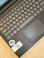 لوحة مفاتيح حاسوب لابتوب مع أزرار عربية وإنجليزية، تصميم مريح وسهل الاستخدام، مناسبة للأعمال والتعليم.