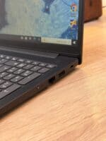 حاسوب محمول حديث مع شاشة عرض واضحة ولوحة مفاتيح سليمة.